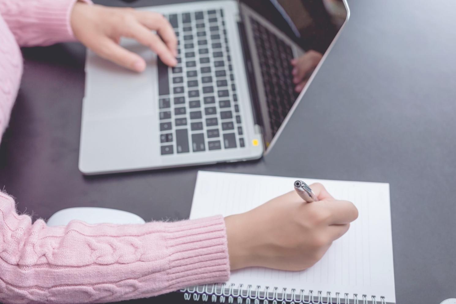 Teilnehmer bei der praktischen Anwendung unternehmerischer Strategien