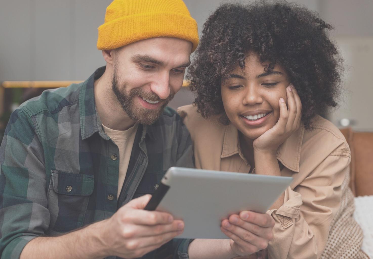 Geschäftsleute bei der Analyse von Projektdaten und Dokumenten