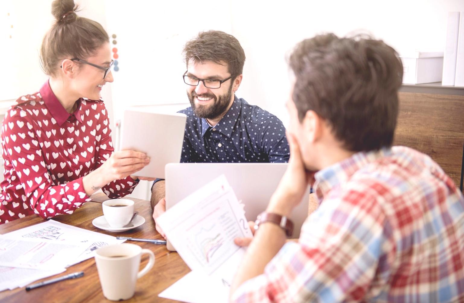 Person beim Analysieren von Geschäftsdaten und Strategieplanung