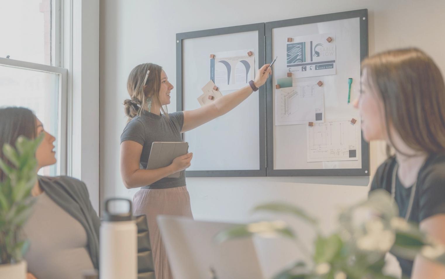 Menschen bei der gemeinsamen Planung von Geschäftsstrategien