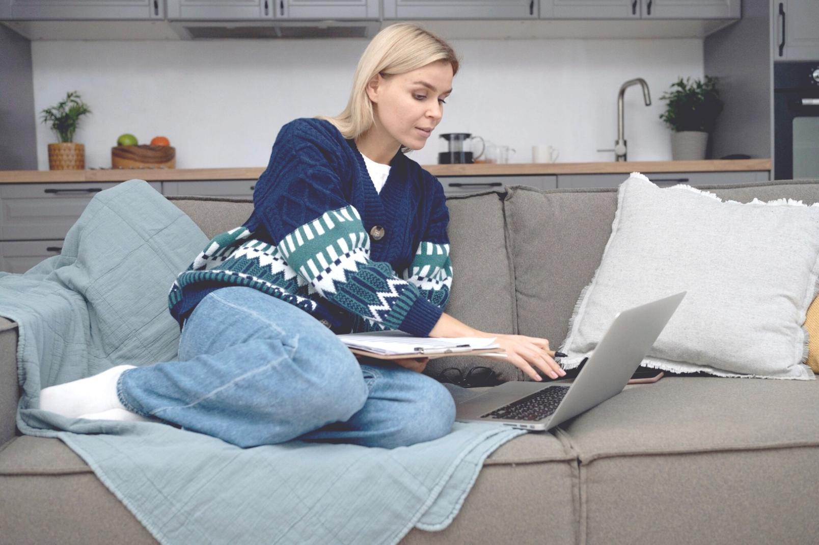 Persönliche Beratung in modernem Büroambiente mit Fokus auf individuelle Gespräche